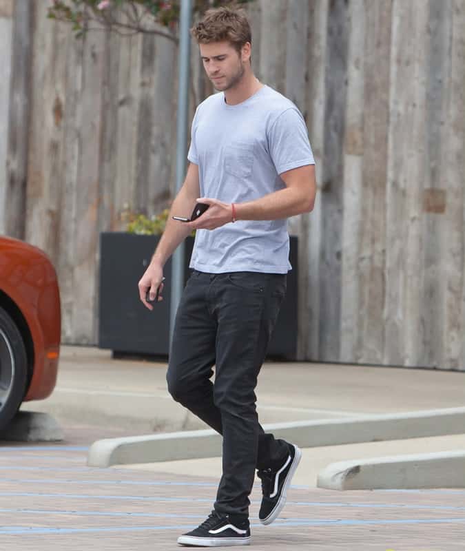 Liam Hemsworth Fashion/Style Off-Duty Looks - T-Shirt and Jeans