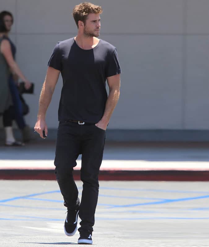 Liam Hemsworth Fashion/Style Off-Duty Looks - All-Black Outfit