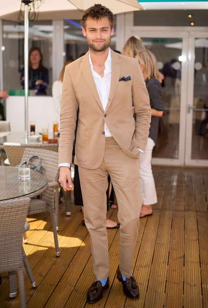 Douglas Booth in a lightweight camel suit at Wimbledon 2017