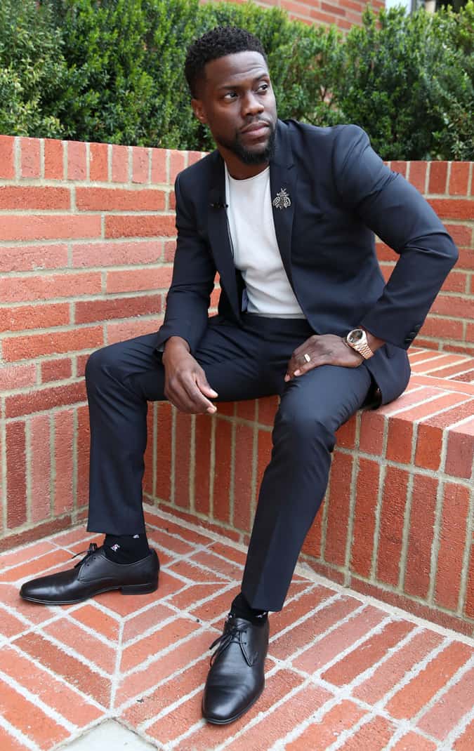 Kevin Hart Wearing A Navy Suit