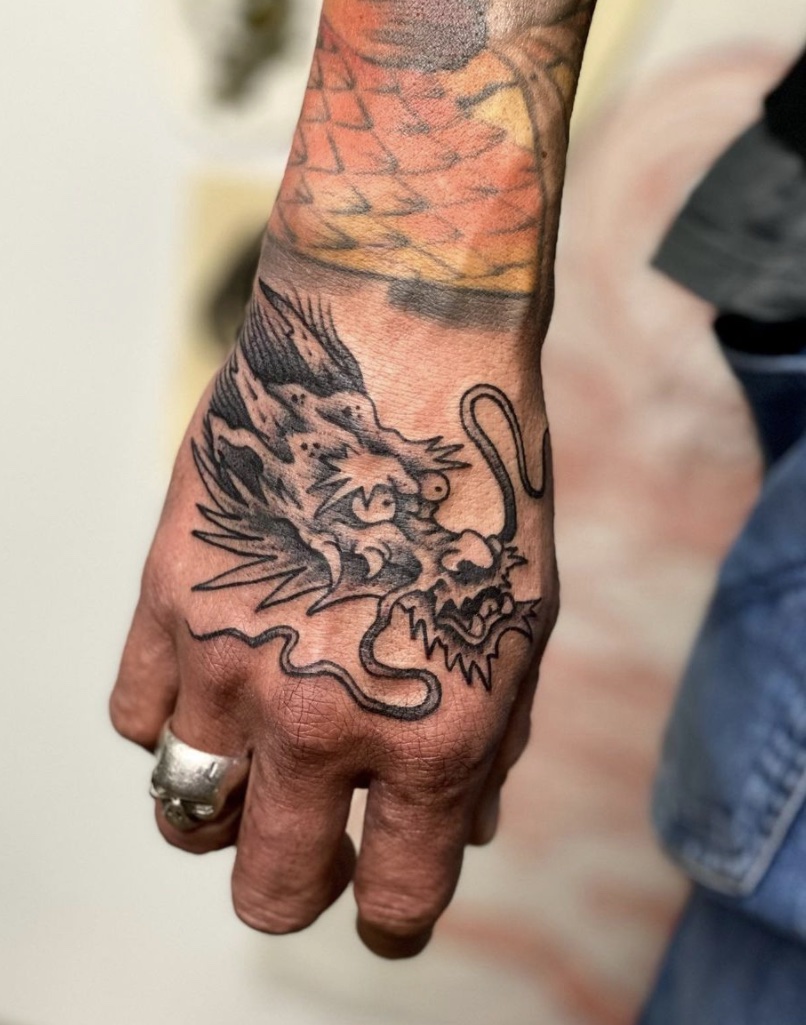 Tatuaje de dragón en la mano