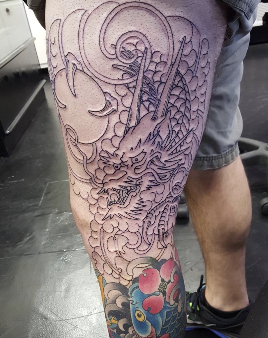 Tatuaje de dragón y manga de pierna 