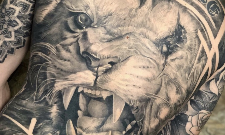 Watercolor Lion Back Tattoo - TATTOOGOTO