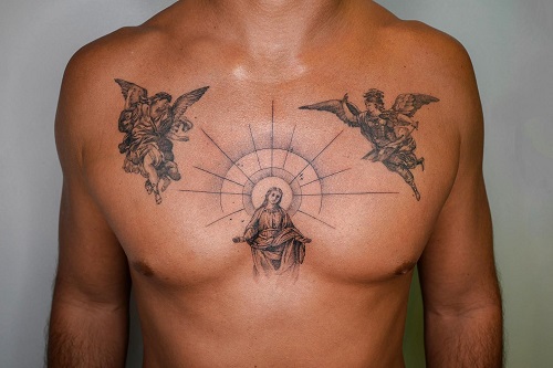 Tatuagem simples no peito