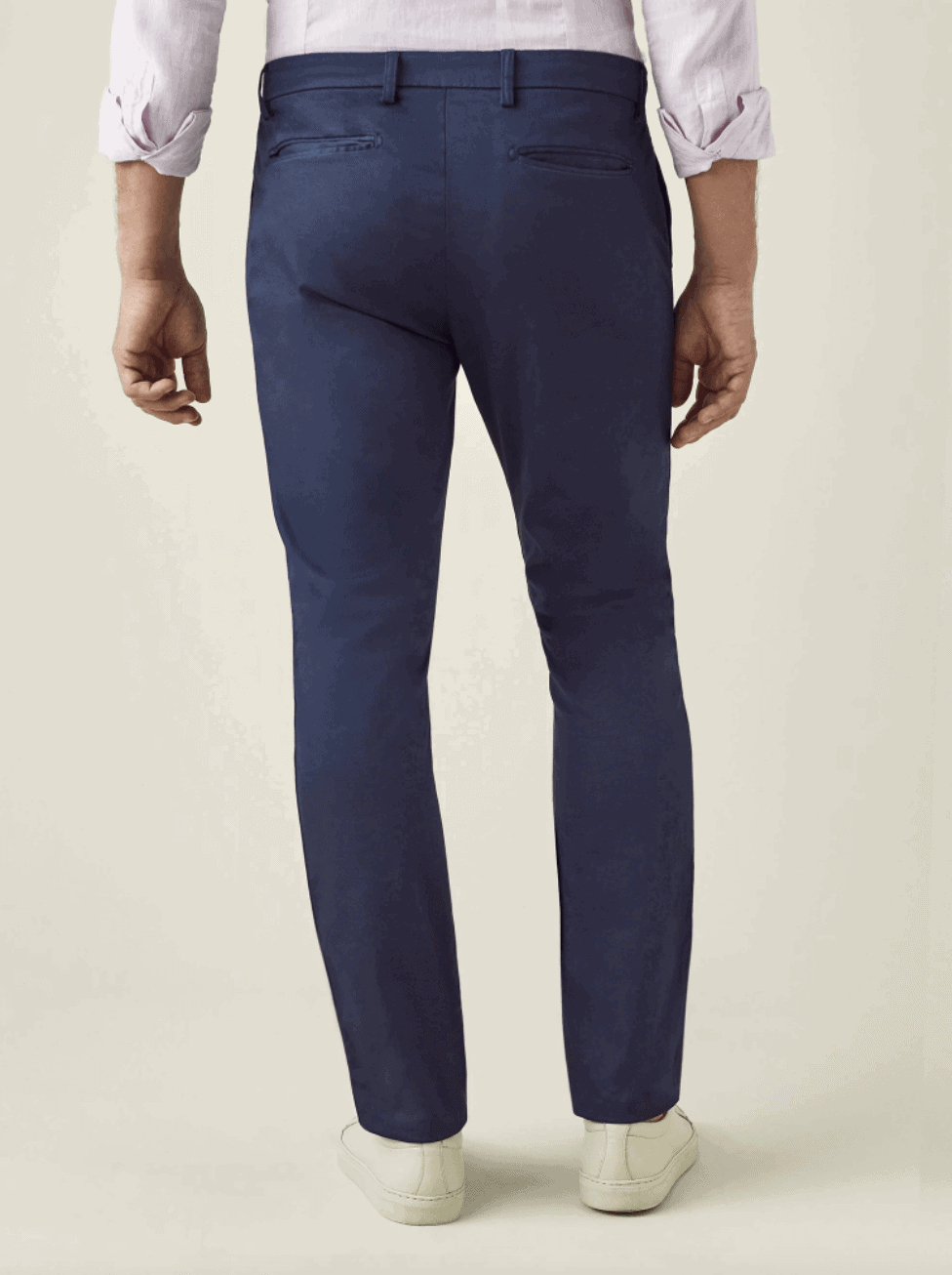 Man weating luca faloni chinos 