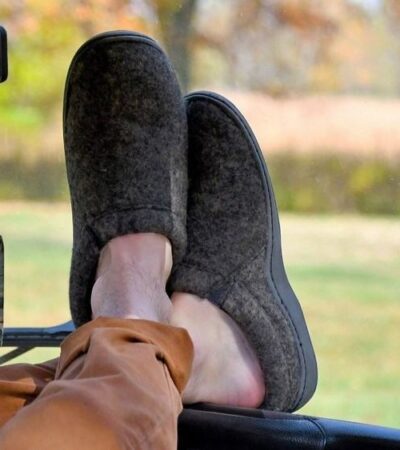 6 Best Men’s Slippers For Wide Feet in 2026