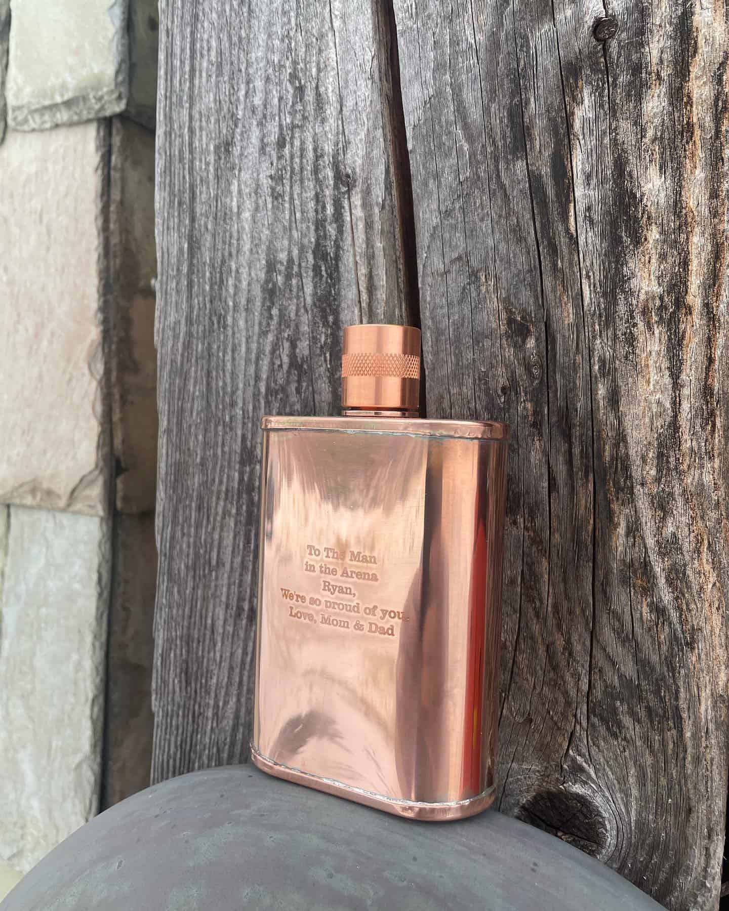 um frasco de cobre personalizado com dedicatória gravada