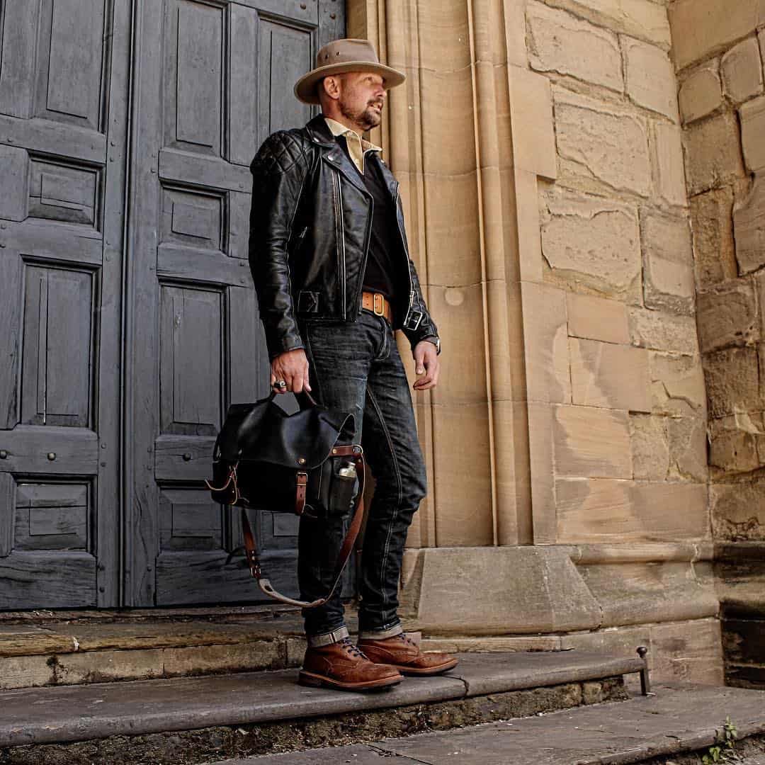 homem com chapéu de cowboy e jaqueta de couro preta