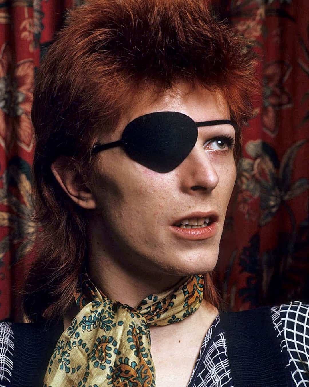 David Bowie usando um tapa-olho