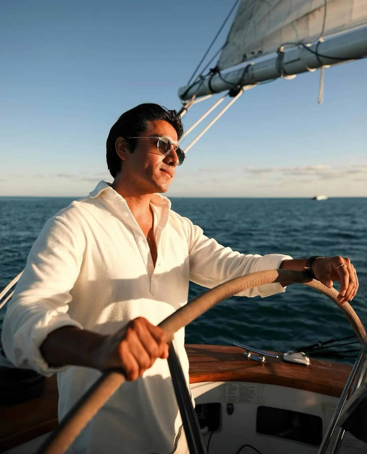homem com óculos de sol navegando em um iate