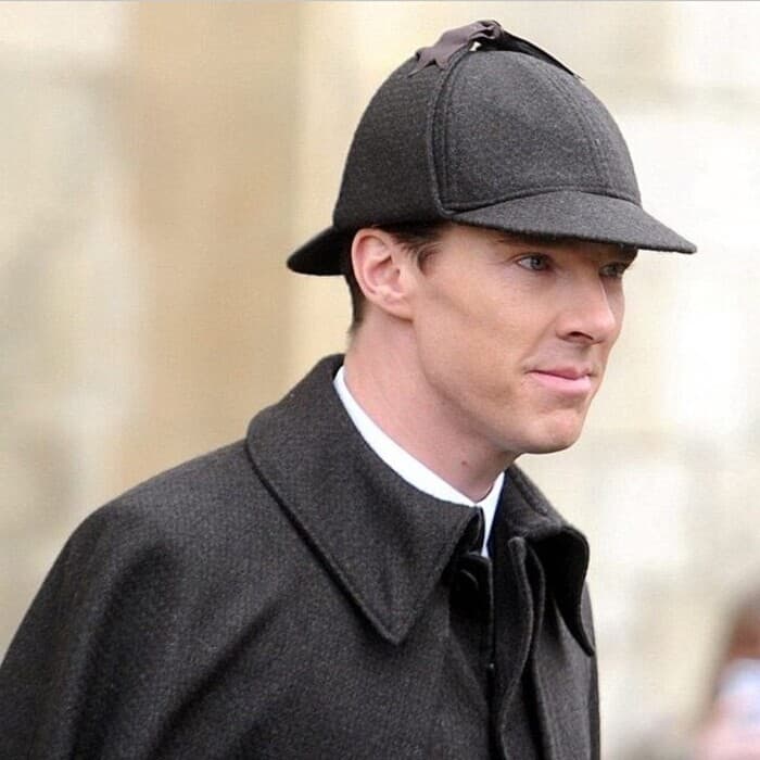 Benedict Cumberbatch com um chapéu preto deerstalker